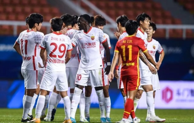 亚泰球迷拉横幅:欢迎莱昂纳多回家球员面对旧主的简单介绍 第1张 亚泰球迷拉横幅:欢迎莱昂纳多回家球员面对旧主的简单介绍 第1张