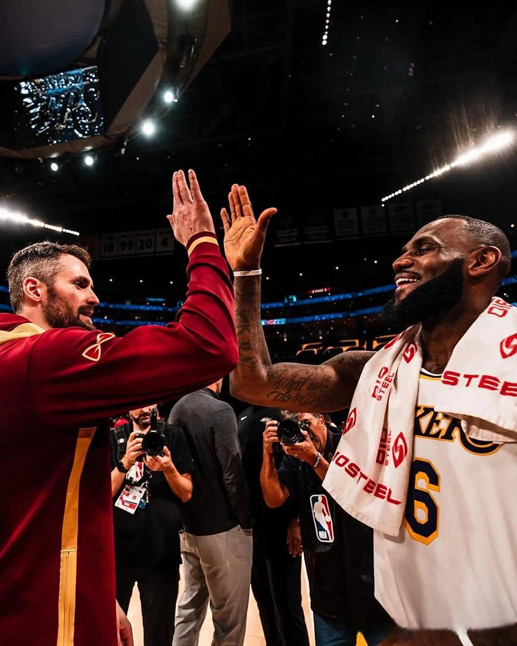 包含曝詹姆斯计划18日与湖人合练最快19日复出的词条