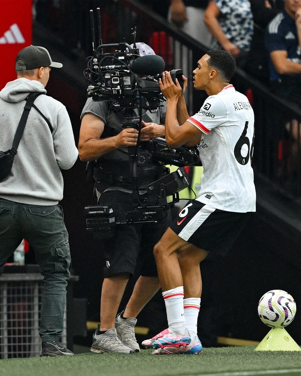 阿诺德遭利物浦球迷嘘声安菲尔德球场反应激烈的简单介绍