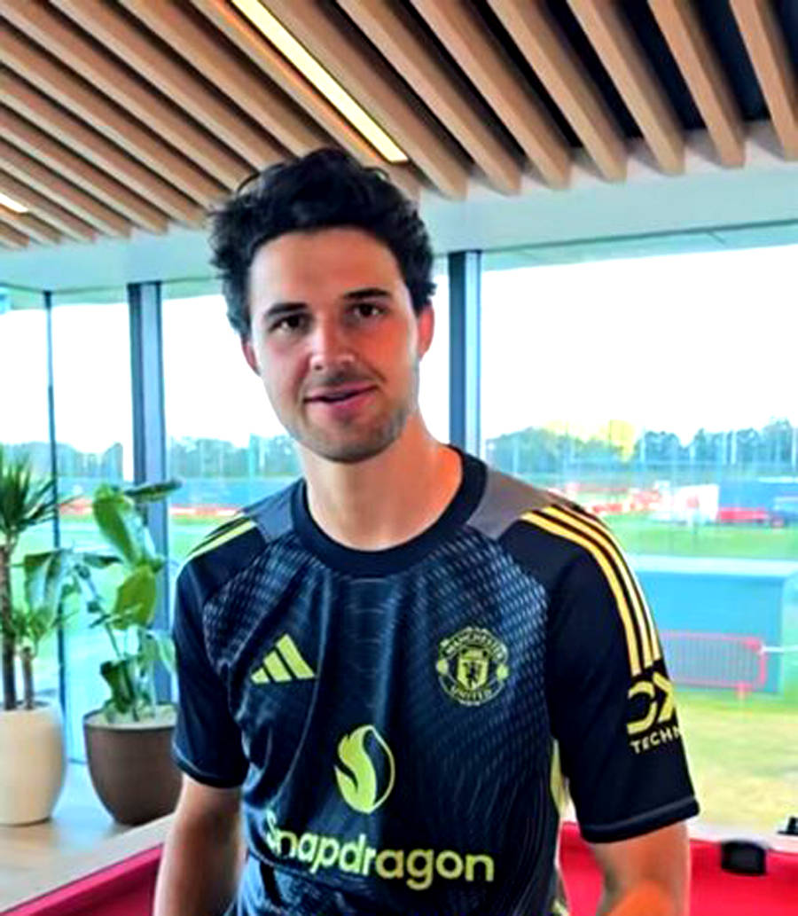 包含阿莫林想夏窗签新的主力门将奥纳纳在曼联前途不明的词条