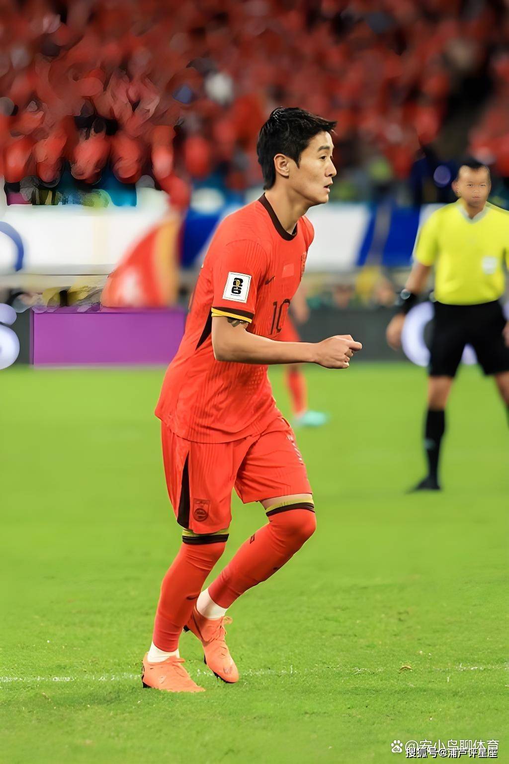 韦世豪对球迷主场声援予以回应球迷高举韦世豪球衣的简单介绍  第2张