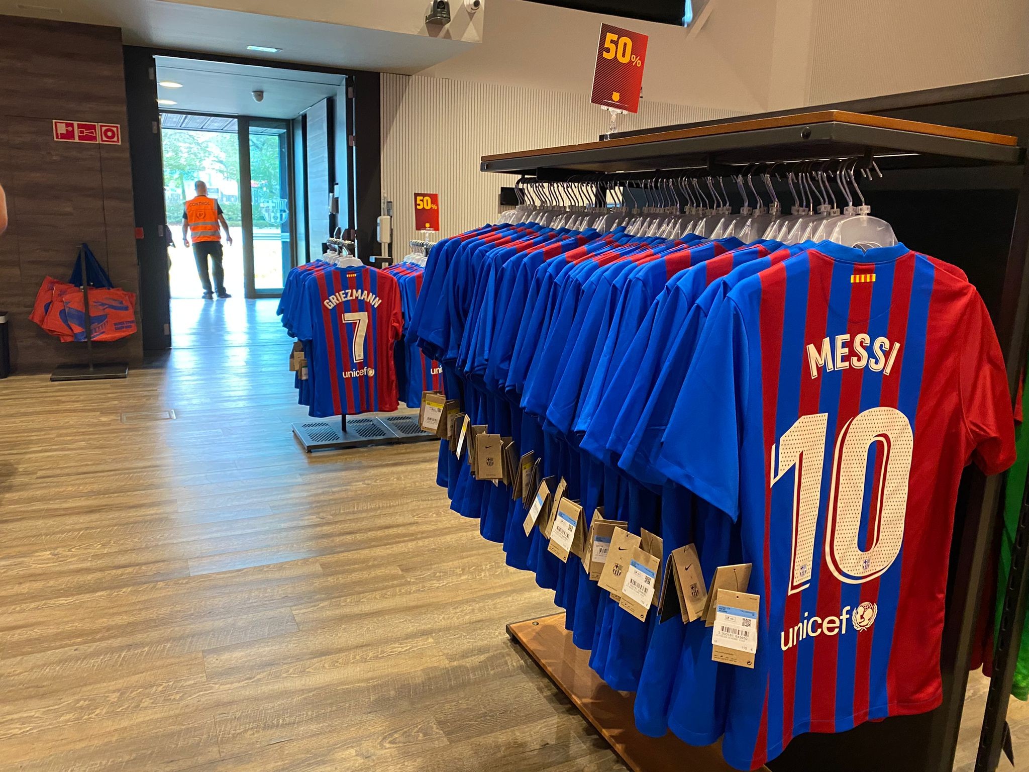 伊萨克球衣销量急剧下降照片被移出商店的简单介绍  第1张