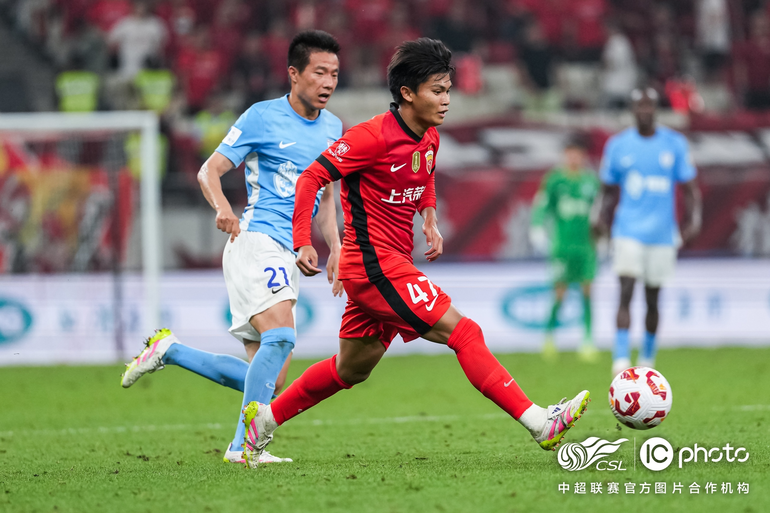 中超上海海港3-0浙江队王燊超世界波破门维塔尔任意球建功的简单介绍  第2张