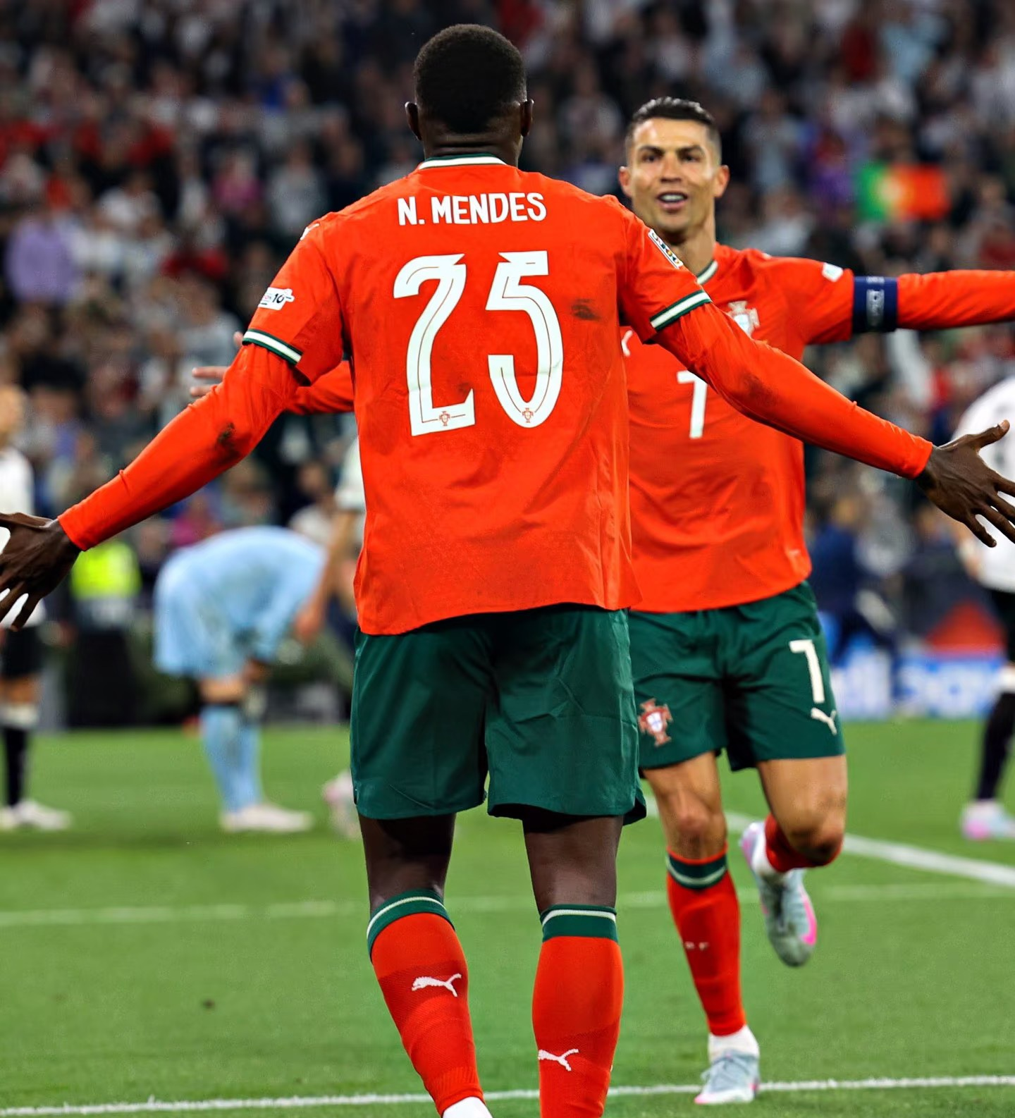 包含葡萄牙足协将为C罗红牌上诉以寻求减少禁赛处罚的词条  第1张