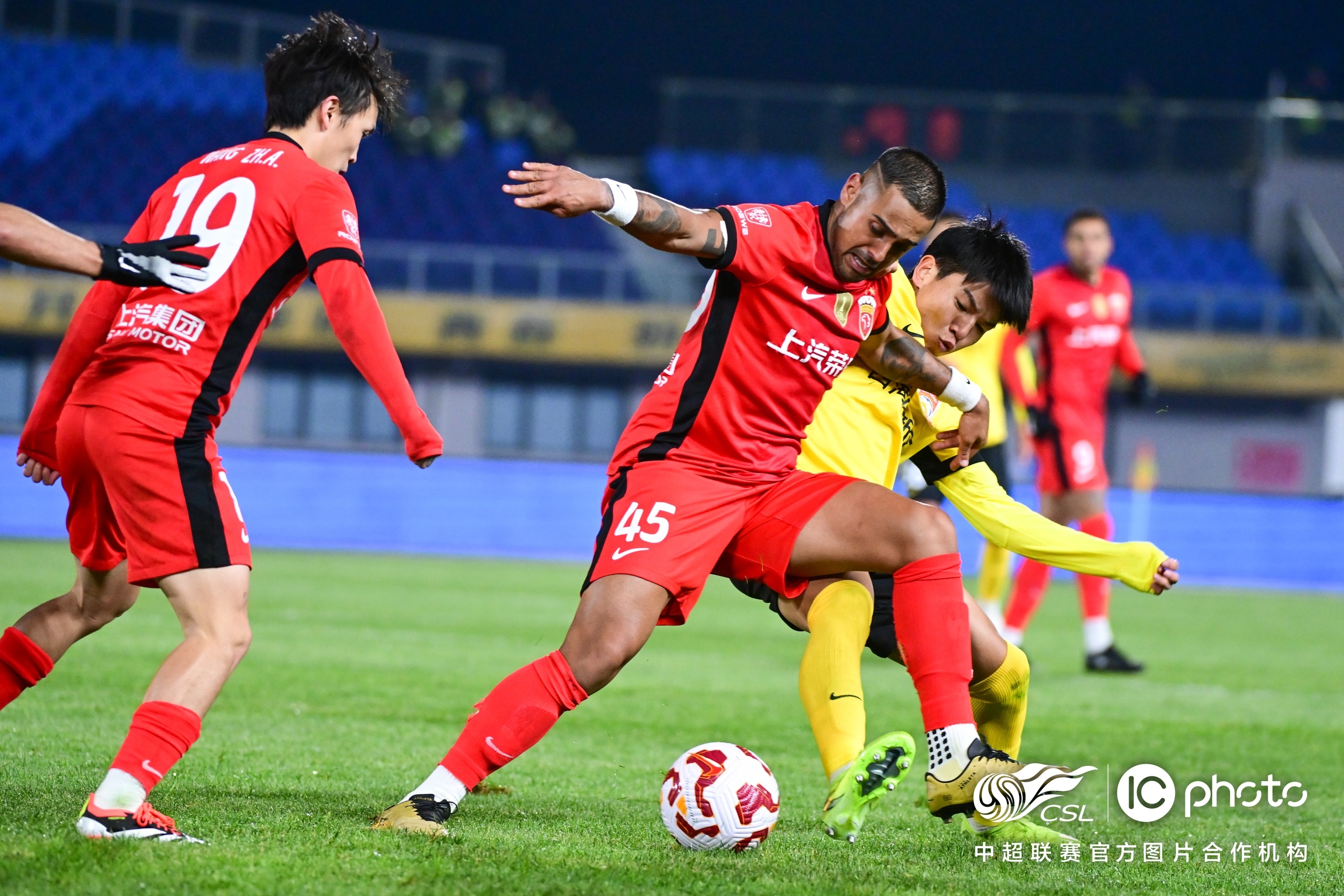 包含中超争冠形势更新：成都紧追下一轮对阵青岛西海岸的词条  第2张