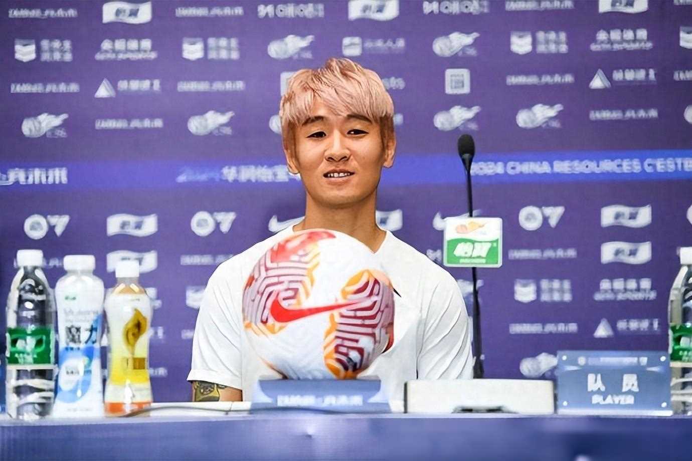 关于媒体人：韦世豪第二黄因忽视对方安全球员未适应新规则的信息  第1张