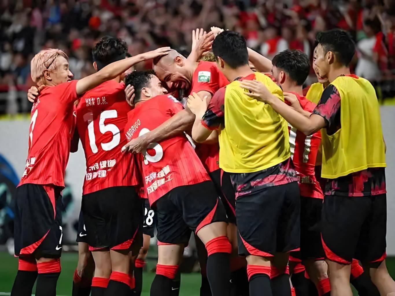 关于媒体人：韦世豪第二黄因忽视对方安全球员未适应新规则的信息  第2张