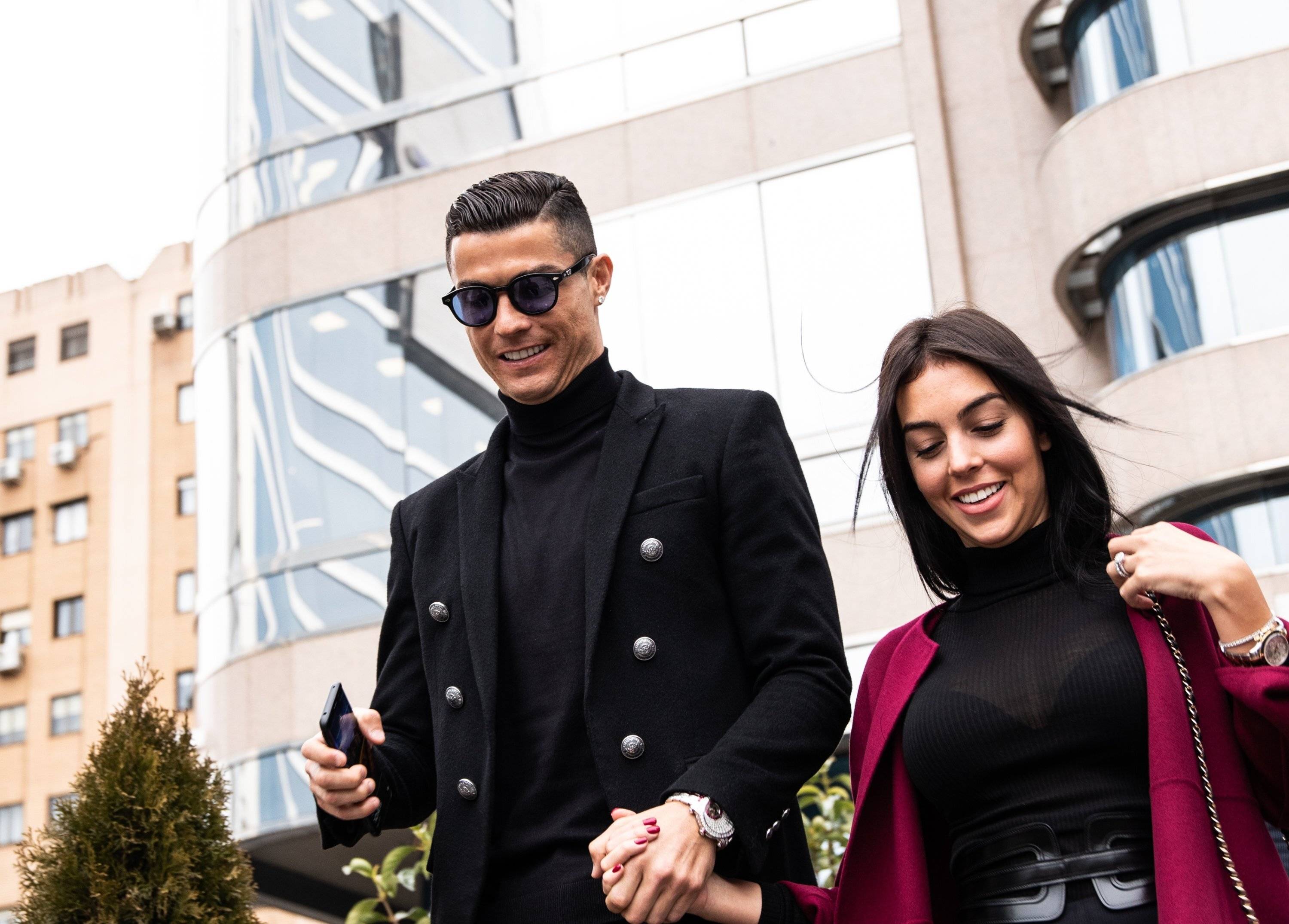 C罗求婚乔治娜成功两人已相恋9年两人已有两个孩子的简单介绍  第2张