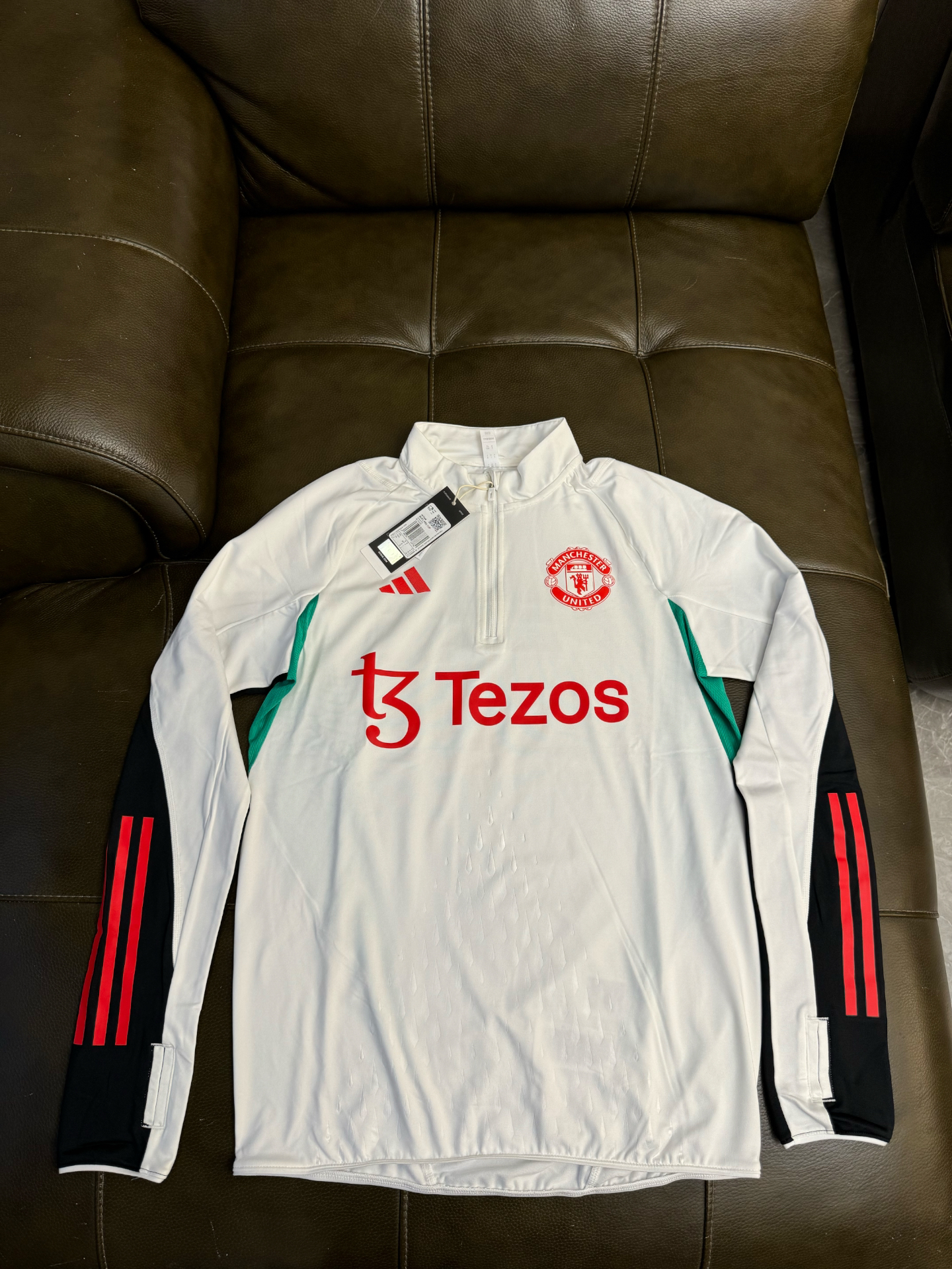 曼联发布25/26赛季训练服寻找新赞助商的简单介绍  第1张