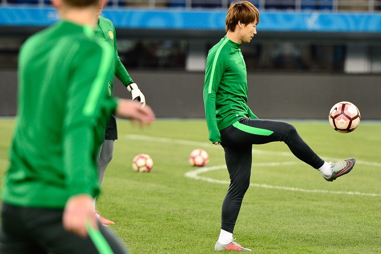 关于张稀哲在国安商店当收银员为顾客结账的信息