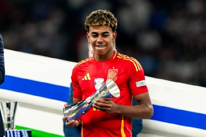 亚马尔社媒晒手拿10号球衣图新赛季改穿10号的简单介绍 第2张 亚马尔社媒晒手拿10号球衣图新赛季改穿10号的简单介绍 第2张