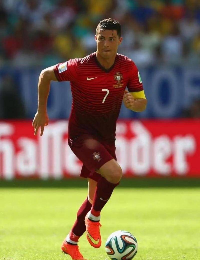 包含2025足坛收入榜：C罗2.39亿欧元居首大幅领先梅西的词条